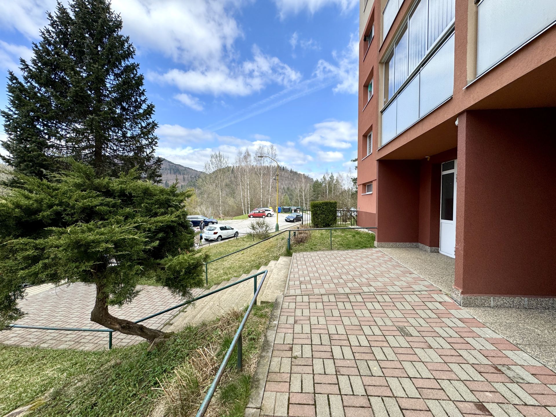 REZERVOVANE ☀️ Slnečný 3-izbový byt s výhľadom v Prakovciach – Sídlisko SNP