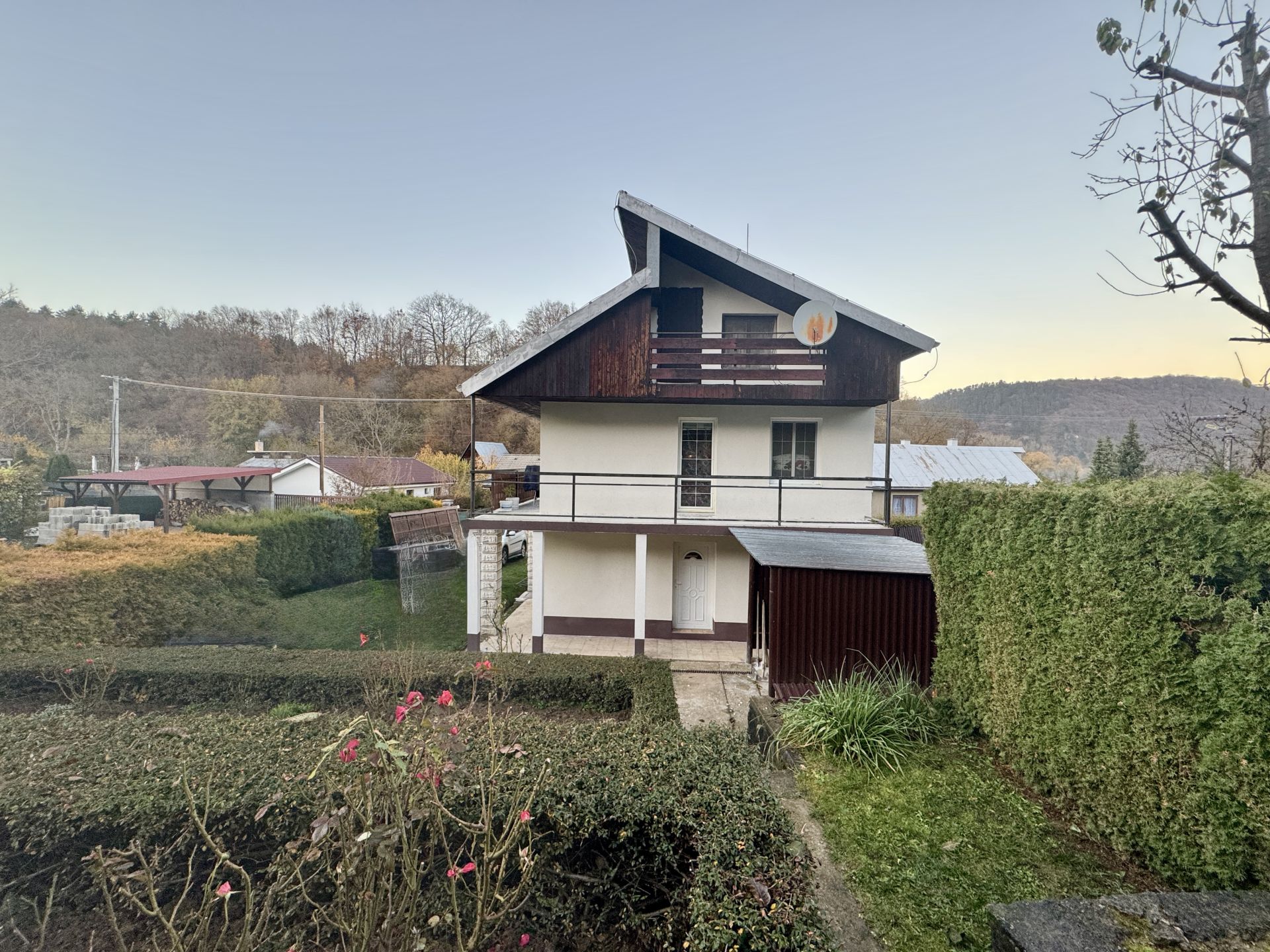 Trojpodlažná chata na celoročné bývanie Sokoľ. okr Košice